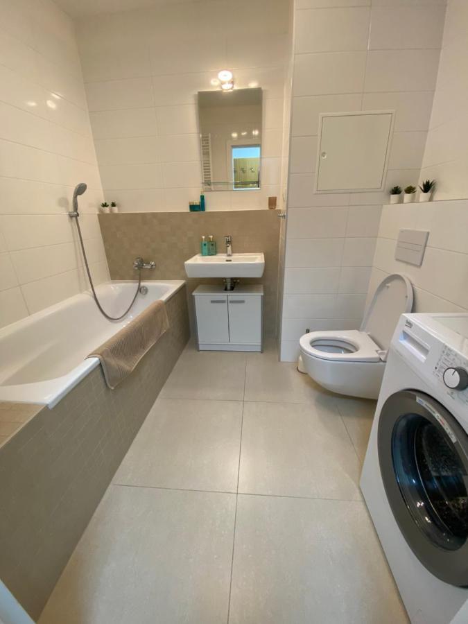 Lia Apartman - Private Parking Pressburg Exterior foto