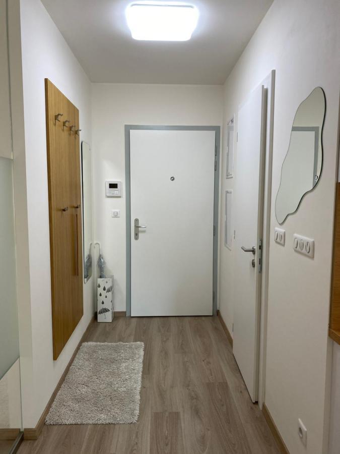 Lia Apartman - Private Parking Pressburg Exterior foto