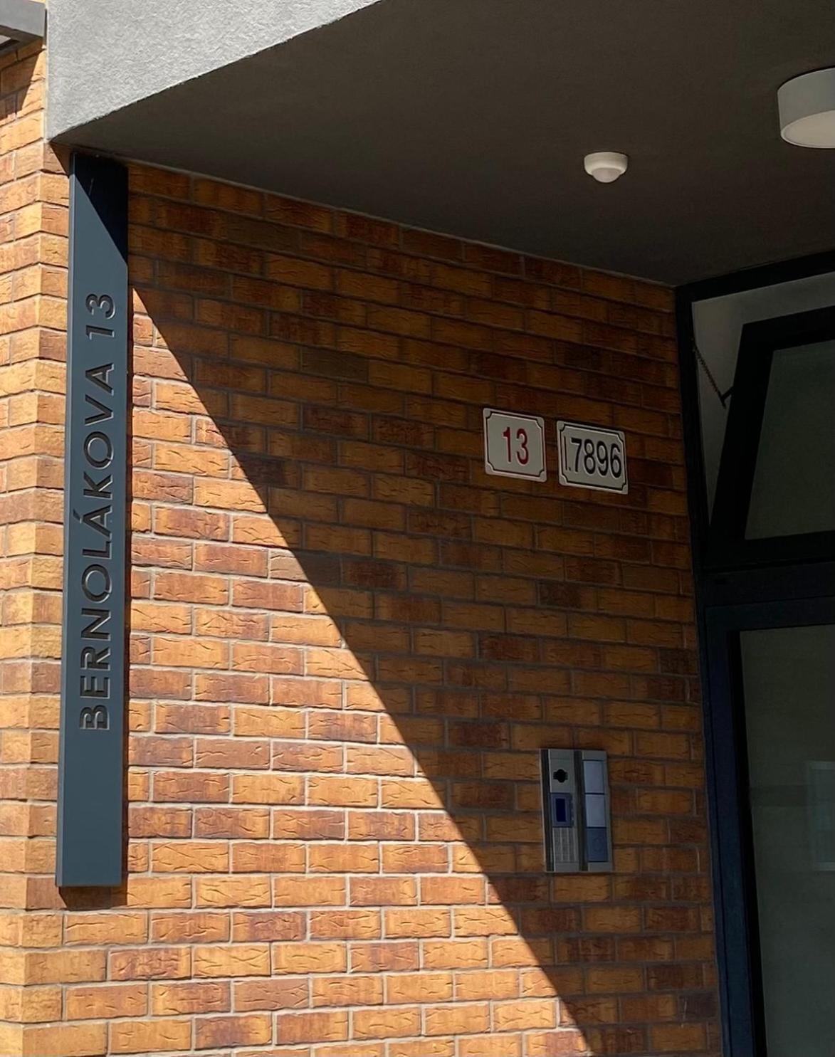 Lia Apartman - Private Parking Pressburg Exterior foto